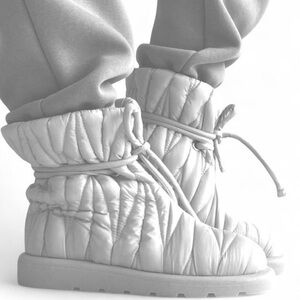 Rouge Helium Cream Quilted Boots